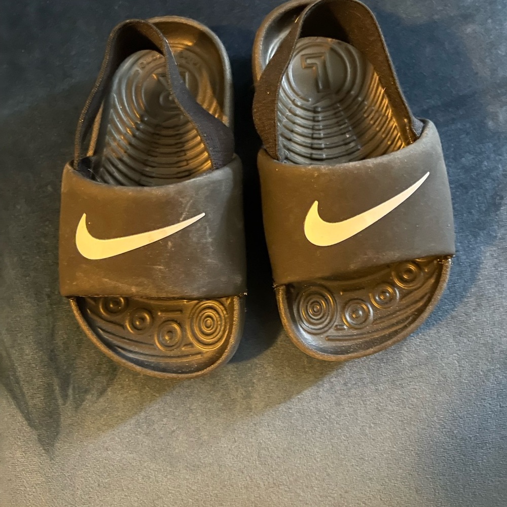 NEW LOOKING AND CONDITION PAIR OF SANDALS BY NIKE SIZE 5C